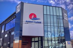 半⽥市の⾃動⾞販売店がスポーツジム「SUNNY FLOWS」をオープン