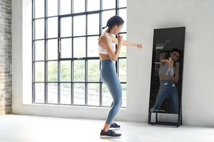 ルネサンス、ミラー型オンラインデバイス「FitnessMirror™」を活用した取り組みを開始
