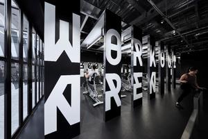 ルネサンス、非日常空間を演出するグループワークアウトスタジオ「ベターボディーズハイ青山」が複数のデザイン賞を受賞